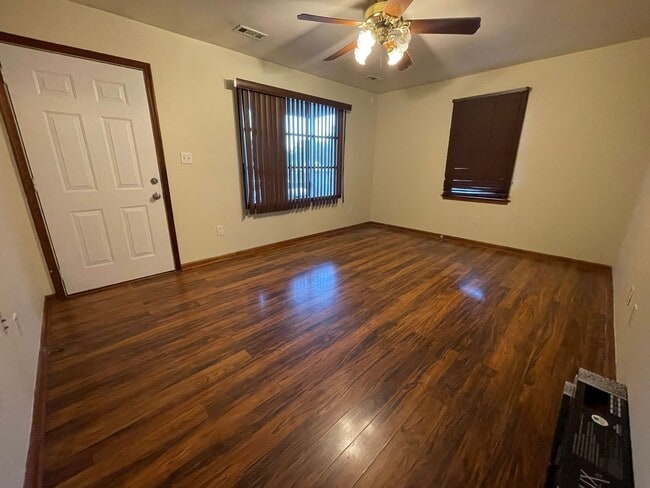 Building Photo - 3 Bedroom Rancher