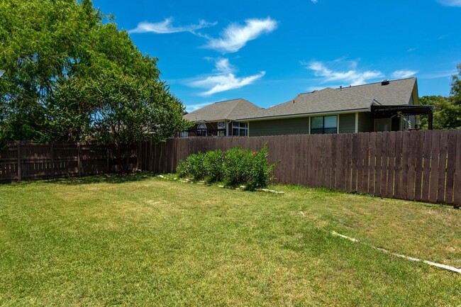 Building Photo - Delightful 3 Bedroom 2 Bathroom Home