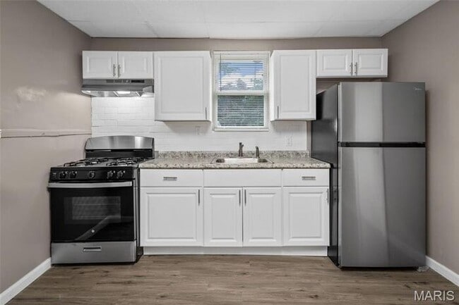 Building Photo - Completely remodeled and move-in ready!