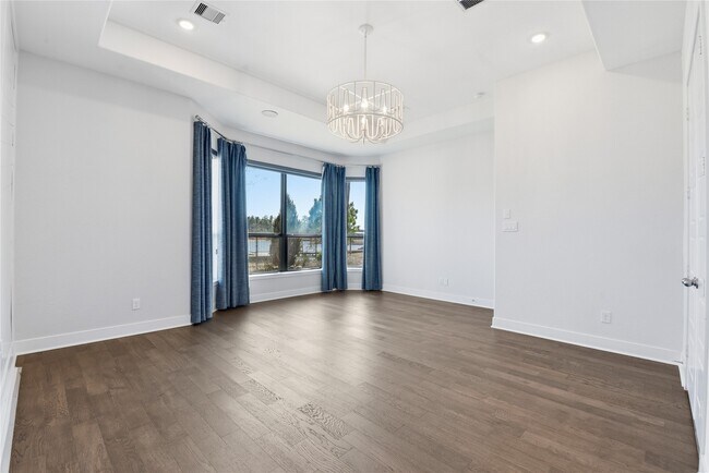 Building Photo - 15314 Viviente Dr