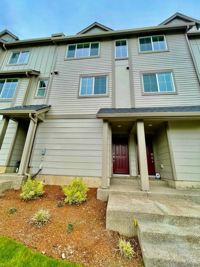 Building Photo - Stunning 2022 Built 3bd/2.5bath + Large Bo...