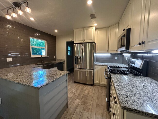 Building Photo - Dream home awaits: stunningly updated 3 be...