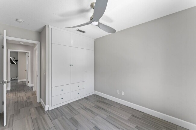 Building Photo - "Spacious 3-Bedroom Retreat with Modern Co...