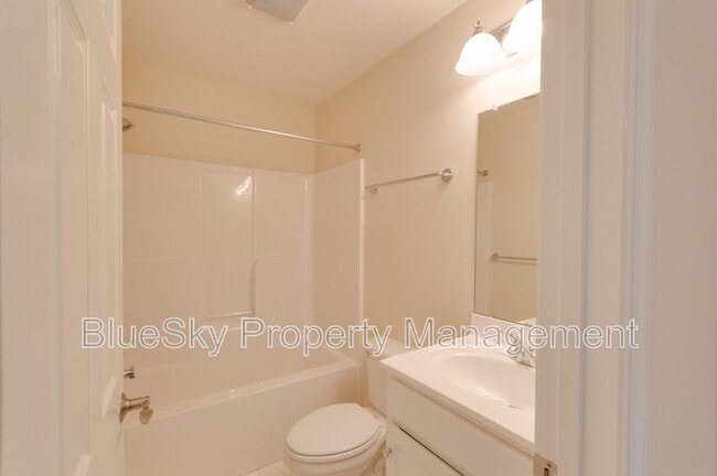 Building Photo - 2170 Saranac Ct