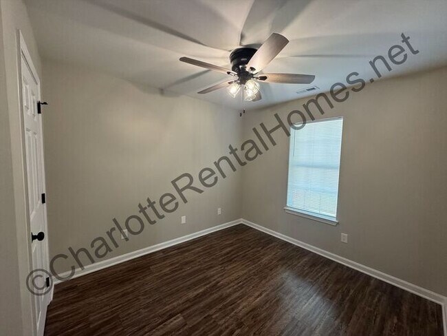 Building Photo - Beautiful 3 bedroom 2 bathroom home in Cha...