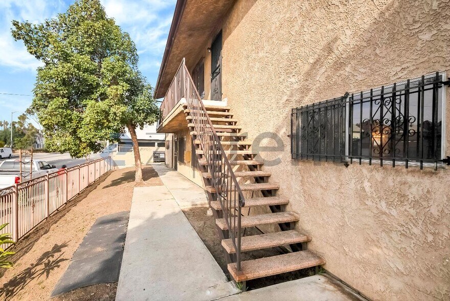 Building Photo - 2458 Normandie Ave