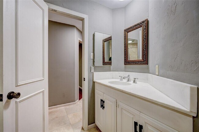 Building Photo - 6325 Glenbrook Ct