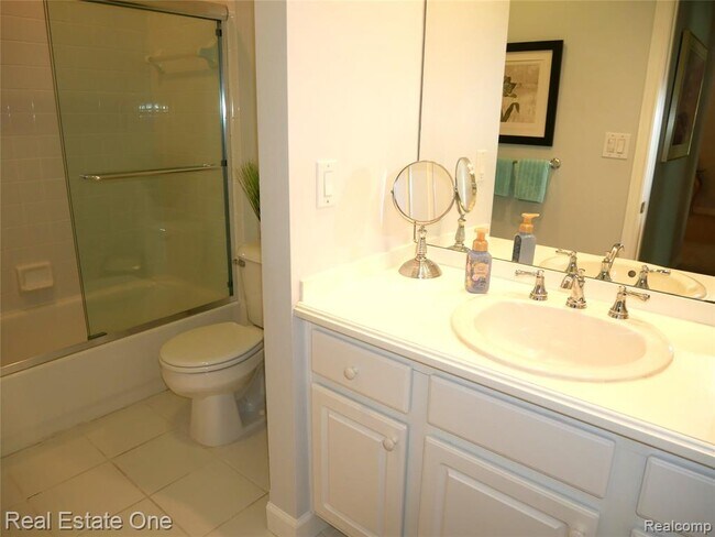 Building Photo - 444 Chester St