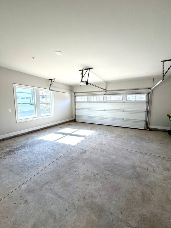 Building Photo - 4 bedroom, 3.5 bath townhouse in a swim community located in Woodstock, GA. Within walking distan...