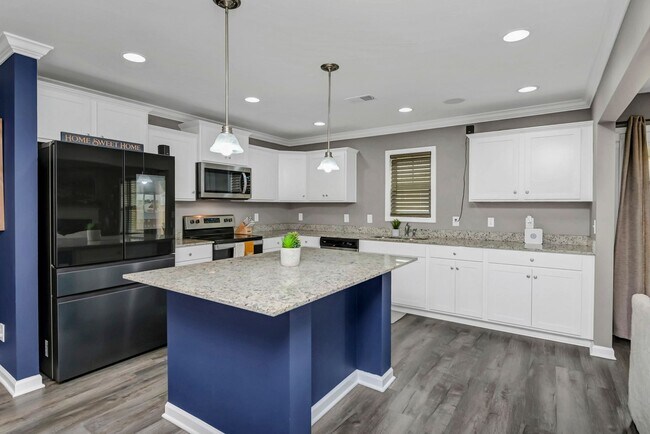 Building Photo - Spacious 5-Bedroom, 3-Bath Home with Modern Features in Elgin!