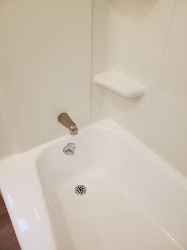 Full bath - 87 Vinton St