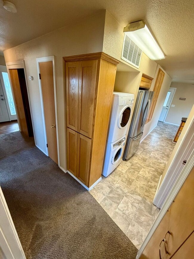 Building Photo - **For Rent: Spacious 4-Bedroom Home with 2 Family Rooms & Huge Backyard!**