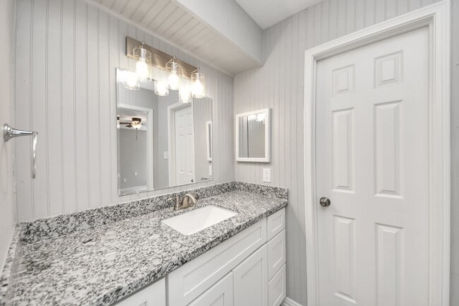 Building Photo - 19734 Oakland Valley Dr