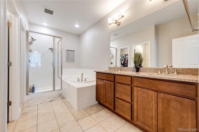 Building Photo - Lage & Beautiful 4 bedroom Townhome in Aurora