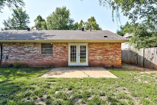 Building Photo - 1627 Surrey Dr