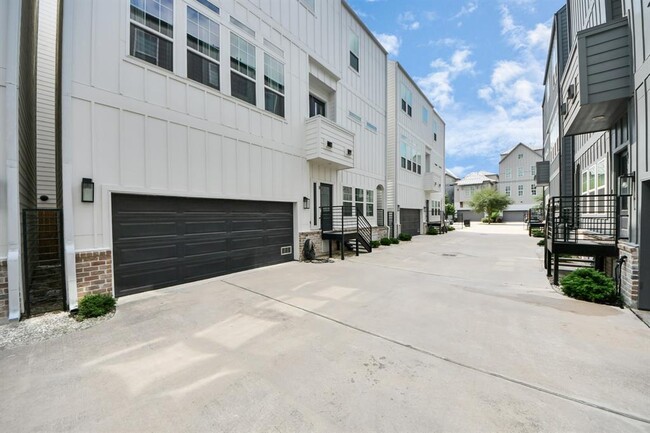 Building Photo - 1223 W 16th St