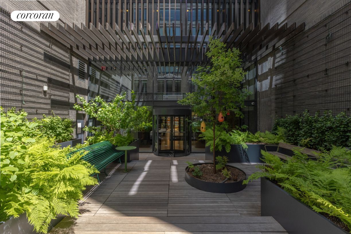 Building Photo - 547 W 47th St