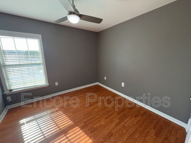 Building Photo - 912 Custom Oak Ln