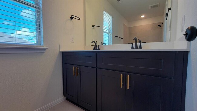 Building Photo - 148 White Horses Dr