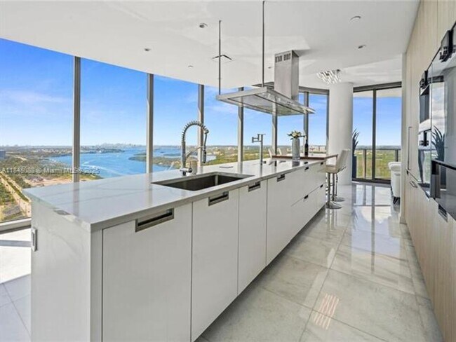 Building Photo - 15701 Collins Ave