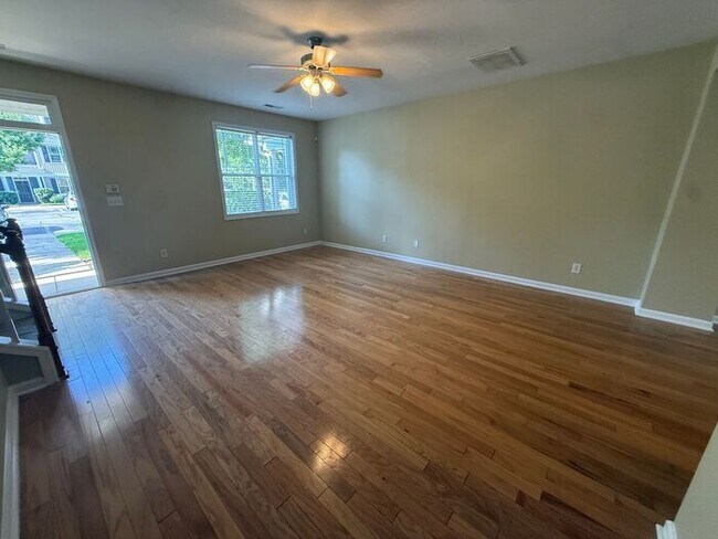 Building Photo - Spacious 3 bedroom 2.5 bath end unit townhome!