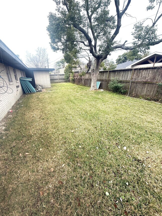 Building Photo - 12 Willow Ln