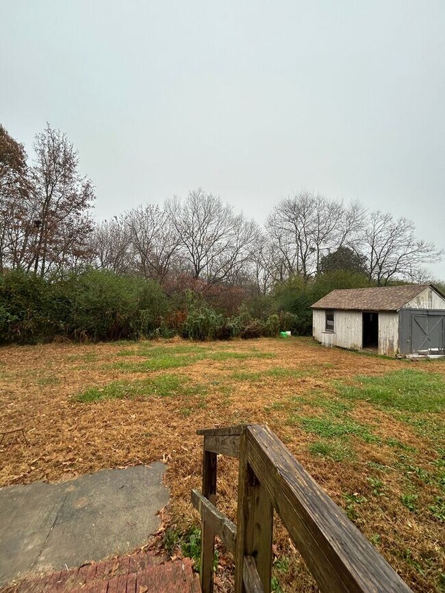Building Photo - 605 Gladedale Ln