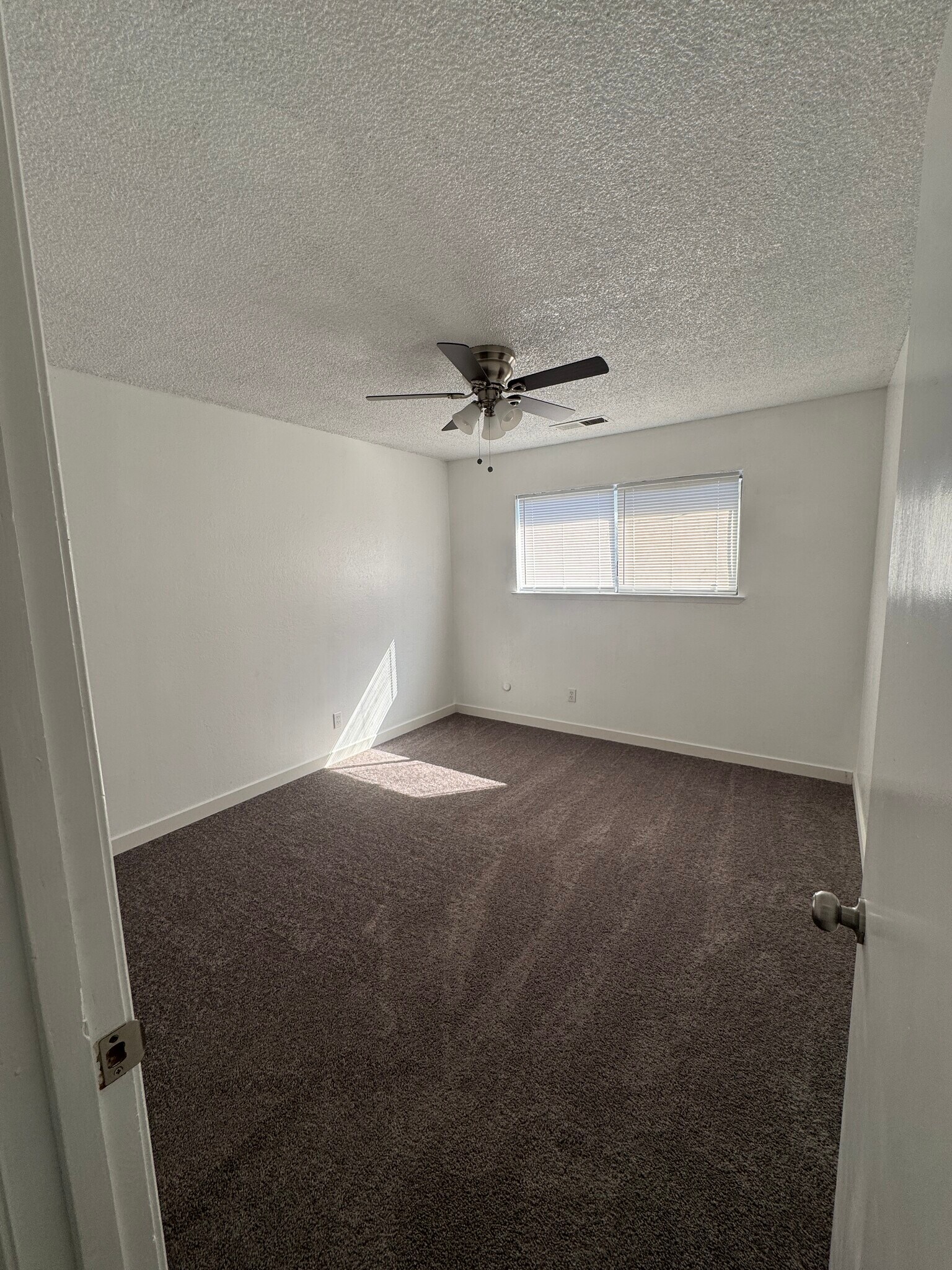 Building Photo - 211 W San Joaquin Ave