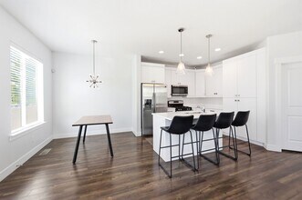 Building Photo - Waters Edge Townhome