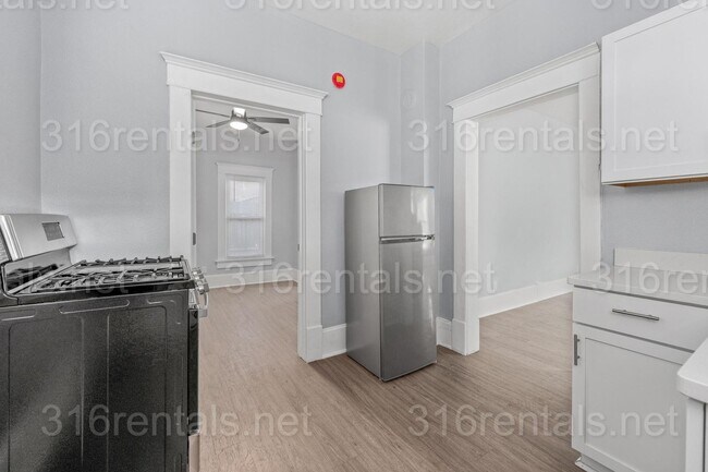 Building Photo - $850 - 1 bed 1 bath - Beautiful newly renovated Multi-family home located in Delano