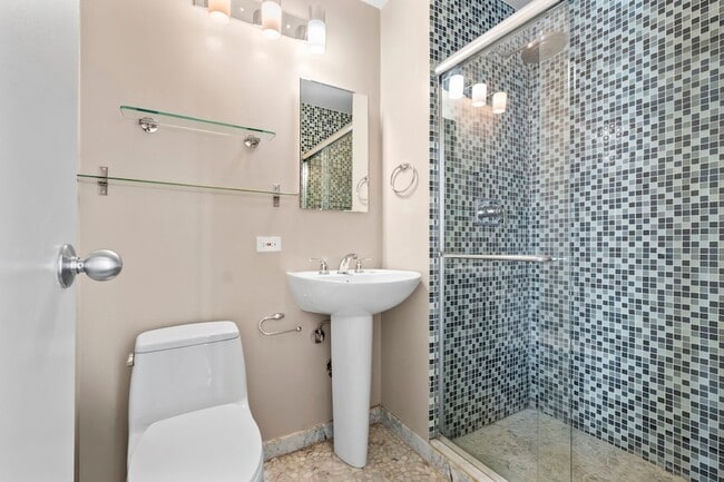 Building Photo - 4343 N Clarendon Ave