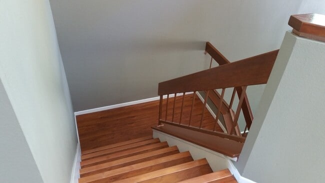 Building Photo - 2BED/2.5BATH