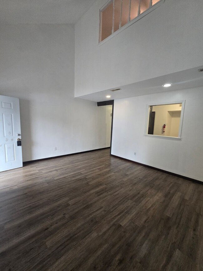 Building Photo - 2305 Southridge Dr