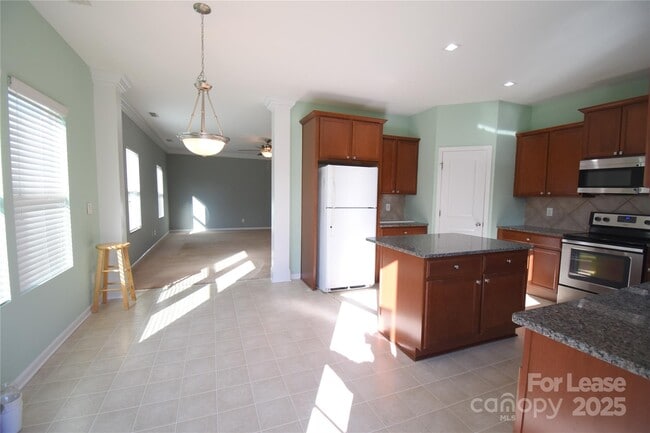 Building Photo - 3296 Saddlebrook Dr