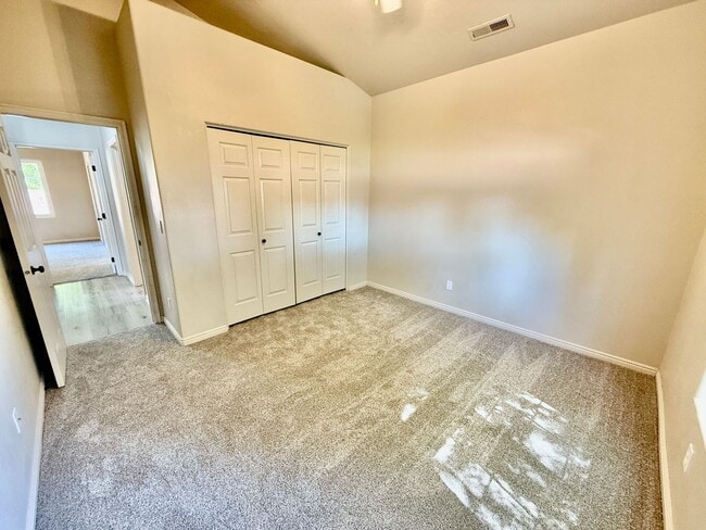 Building Photo - Great Find in Royal Oaks!