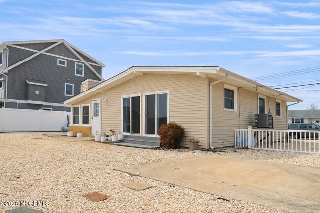 Building Photo - 825 Leeward Dr