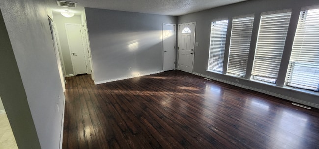 Building Photo - 300 Cottonwood Ln