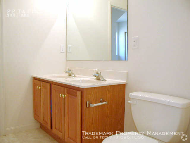 Building Photo - Spacious End of Row Town Home