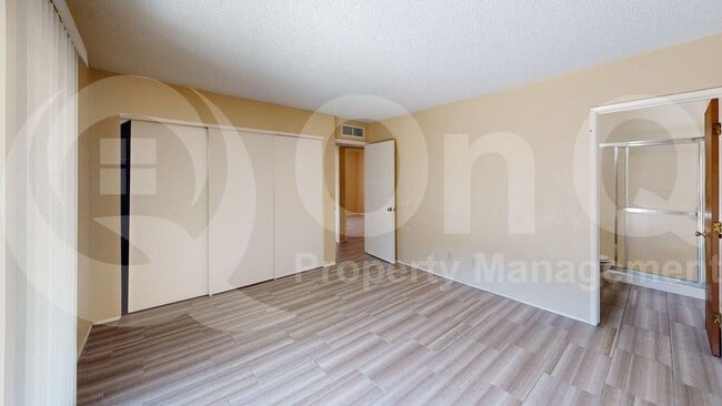 Building Photo - 1727 Elm St
