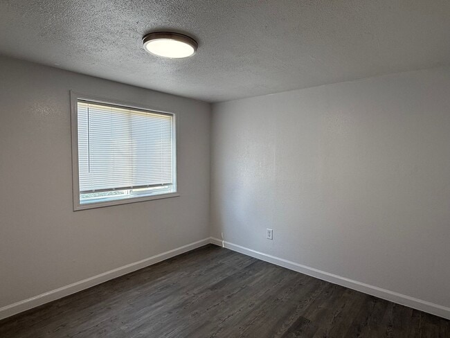 Building Photo - 1 Bed 1 Bath home with fenced yard and a s...
