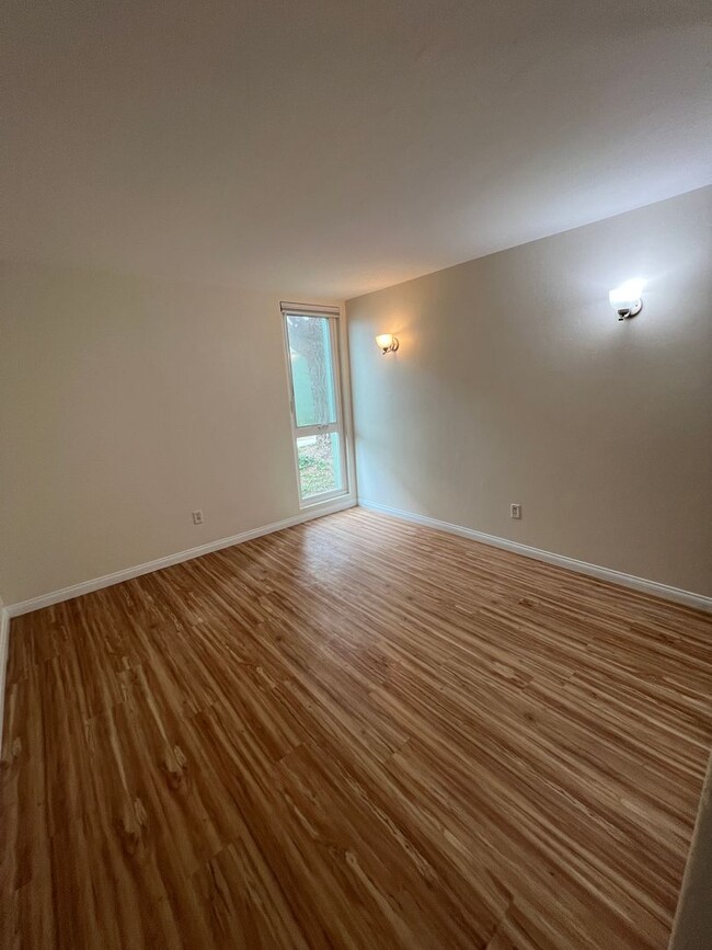 Building Photo - GREAT location, downstairs 2+2 condo