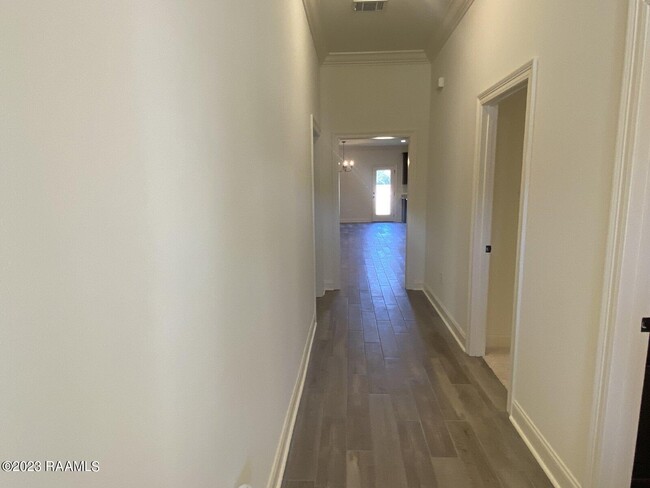 Building Photo - 103 Tenor St