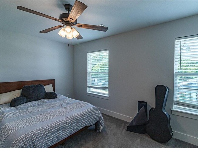 Building Photo - 2 bedroom 1. 5bath upscale modern living n...