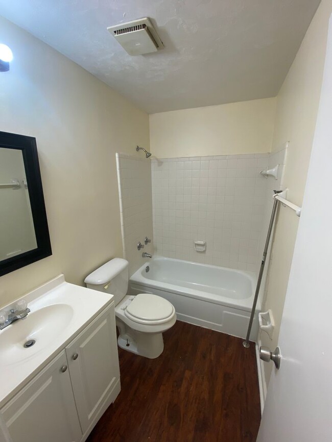 Building Photo - Gorgeous 3 Bedroom 2 Bathroom Single-Famil...