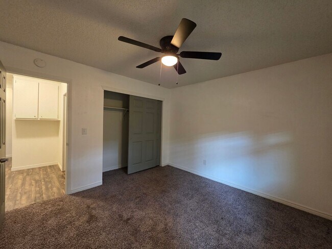 Building Photo - Massive 5 Bedroom Townhouse in Aurora