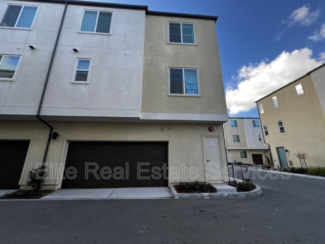 Building Photo - 5465 Seacliff Pl