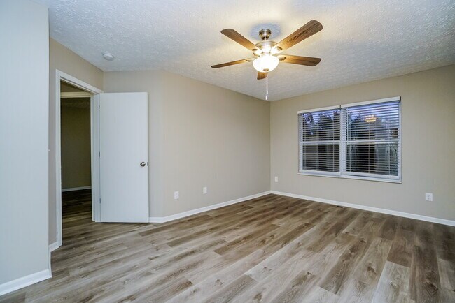 Building Photo - 1994 Ashburn Dr