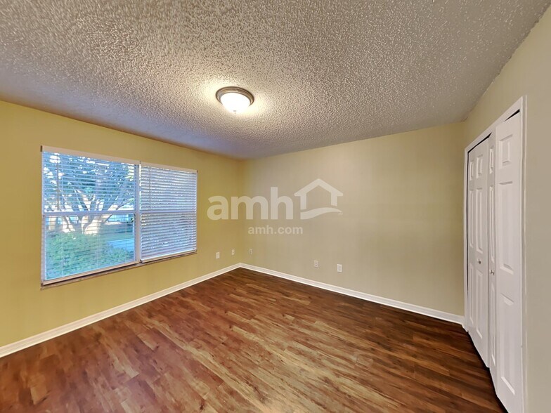 Building Photo - 119 Lancer Oak Dr