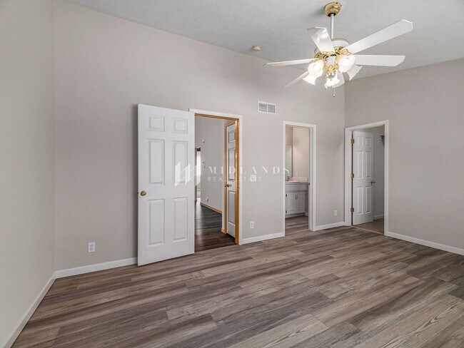 Building Photo - Beautiful Millard Townhome