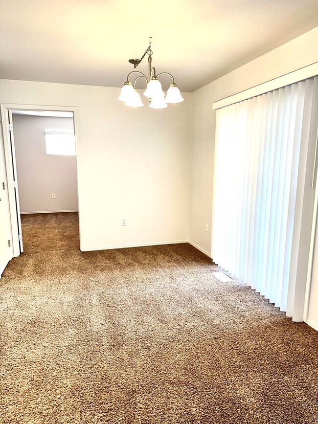 Building Photo - Love where you live in this 2 bedroom 2 bathroom 1st floor apartment!